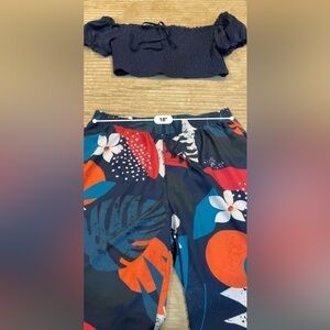 Plus Off Shoulder Shirred Crop Top & Tropical Print
Wide Leg Pants 3XL